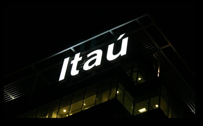 Marquesina LED corporativa iluminada